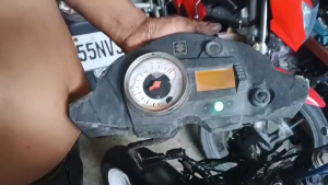 Panel odometer gauge for Suzuki Raider 150 stock SGP (used) (issue) basag cover harap at ilalim NASA picture