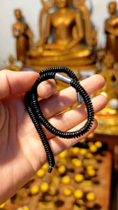 挡煞辟邪椰壳手链 这是一款十分特别的椰壳手链🎀,有着诸多令人心动的特点✨。 它的总长度为 16 厘米,这个长度对于手小的人来说特别合适,能够恰到好处地环绕在手腕上,佩戴起来既舒适又美观🥰。而且,它的适用人群很广泛,无论是小孩子还是婴儿👶,都能很好地佩戴这款手链,仿佛是一个轻柔的守护精灵陪伴在孩子们身边🧚。 尤为值得一提的是,这款椰壳手链是由九级高僧PhraKhruSong亲自加持开光诵经的🙏,凝聚着满满的正能量💪。在高僧的虔诚加持下,它被赋予了更为深厚的寓意与力量,宛如一个隐形的护身符🛡