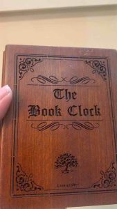 Đồng hồ để bàn gỗ tự nhiên THE BOOK CLOCK  bản kỷ niệm quà tặng dùng trang trí bàn làm việc phòng khách kệ sách. Bản hiếm ít gặp
