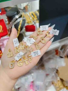 Mặt dây chuyền chữ cái lớn chạm máy mạ vàng Kami trang sức sỉ MCL39