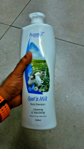 Summer Naturale Pomelo Body Shampoo. It is a cleansing and nourishing body Shower suitable for the whole family.