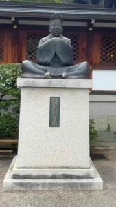 ซูซูกิมาโมริ เป็นระฆังที่มีสัญลักษณ์ของดาวห้าแฉกเป็นตราประทับของศาลเจ้าเซย์เมย์ ความหมายคือความเจริญรุ่งเรือง