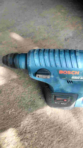 máy khoan khoan bê tông bosch 24v máy hoạt động OK sản phẩm bao gồm thân máy và vỏ PIN hình đăng thực tế