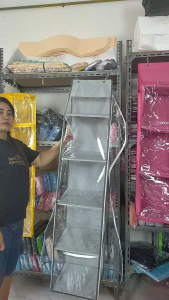 Rak Helm Gantung dengan Resleting 4 Susun
