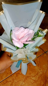 buket mawar artificial hadiah wisuda ulang tahun