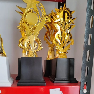 PIALA LOMBA SET isi 3 JUARA 1 2 3 TATAKAN HITAM ( POLOS TANPA STIKER ) TINGGI 34CM