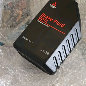 MITSUBISHI น้ำมันเบรค แท้ศูนย์(MSC99089 T)#Mitsubishi Brake Fluid DOT4 ปริมาณสุทธิ 0.5 ลิตรใช้สำหรับรุ่น all new tritonmiragexpanderxpander crossoutlanderpajero sportสามารถใช้กับรถรุ่นอื่นได้ไม่จำกัดรุ่น