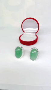 แหวนเงินหยกแท้ลายไทยกนกใหญ่ หน้าแหวน2.85cm ตำหนิ สี ตามธรรมชาติ ✅ใส่ติดตัวได้ตลอด อาบน้ำได้ตลอด ไม่ลอกไม่แพ้ 100% ✅เงินเเท้จะไม่มีทางลอก แต่อาจจะมีดำและคล้ำได้ จากการใช้งานหรือสภาพเหงื่อ