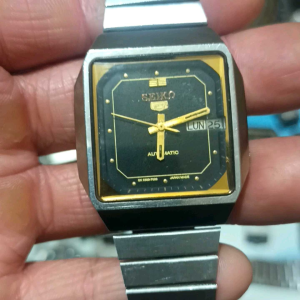 Đồng hồ Seiko 5 chém cạnh cổ xưa lịch bơm máy 7009 mặt đen xanh thủy