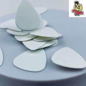 ปิ๊กกีตาร์ Celluloid สีขาวล้วน | 10 ชิ้น | 0.46 / 0.71 / 0.88 / 1.0 / 1.5 มม. | เขียน-พิมพ์-เลเซอร์ได้ | เรียบหรู