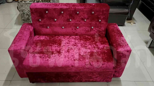 โซฟากำมะหยี่น่ารักๆ ติดคริสตัล 13 เม็ด มีให้เลือก 5 สี ขนาด โดยประมาณ 130 สินทรัพย์ กว้าง 76 สินทรัพย์ สูง 75 สินทรัพย์