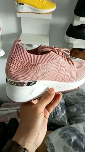 Sepatu Sneakers Wanita