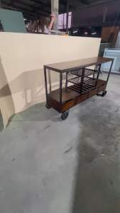 ชั้นวางของสไตล์วินเทจพร้อมลิ้นชักใส่ของ #มีชั้นแขวนแก้วไวน์พร้อมล้อเลื่อนขนาด 150x40x85
