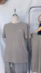 เสื้อคอกลม เสื้อยืด Q ทรงเรียบหรู เย็นสบาย ดูดความชื้นและเหงื่อได้ดี