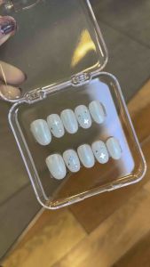 เล็บเจลสีออมเบร์ขัดผงน่ารักๆ เล็บปลอมทรงอัลมอนด์สั้นไล่สีฟ้าขาวดูดีสุดๆ