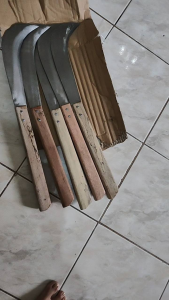 Halabas Wood Handle Pang Gapas ng Damo / Gardening Tools