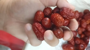 枣泥月饼100gram,完全没糖,自然甜度,red date moon cake红枣月饼,没糖但是甜度来自红枣,没别的东西,就红枣蒸熟炒过,包进月饼