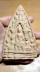 พระสิบสองซุ้มสองเส้น พระกรุเนื้อดิน จ.ลำพูน ขนาด 6.5cm×10cm