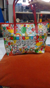 Tas tote preloved guess size 32x27 kondisi badan tas tote masih kokih sudut aman furing bersih resleting berfungsi kepala zipper masih utuh ada tag dalam siap pakai uti detail nya mohon chat dahulu