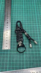 พวงกุญแจถักเชือกparacord 4 mm. ตะขอเกี่ยวหัวโลหะอย่างดี มีจี้หัวกระโหลก มีหลายสีให้เลือก