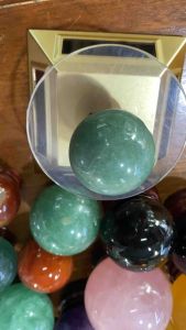 Quả cầu đá thạch anh hồng 100% đá thiên nhiên 1kg - 10cm để bàn thờ Thần tài bàn làm việc bàn học trưng phong thủy đá sưu tầm