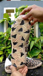 Sepatu futsal ortuseight leopard free kaos kaki