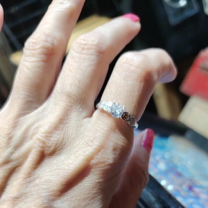 Fashion silver 925 money catcher ring with round clear gemstone and decorative band design.