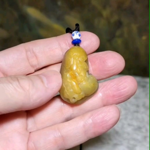 Gegegems Collection Hetian Pebble Nephrite Arhat and Tiger Jade pendant (with certificate) 和田玉籽玉独籽黄沁皮伏虎罗汉吊坠(带证书)