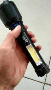Senter tangan cas LED Luby zoom 15 wat + emergency COB 8966 cahaya putih 2400 mAh tahan 10 jam LED Torch Rechargable