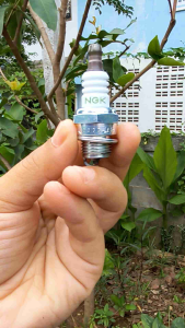 A1หัวเทียน  รุ่น NGK BPM6Y "ยี่ห้อ" มารูยาม่า MARUYAMA เครื่องตัดหญ้า 2 จังหวะ รุ่นBCF500HTR-RS ของแท้ #แท้ติดเครื่องใหม่มา