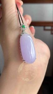 18K Light Purple Jadeite Blessing Melon (18K淡紫翡翠福瓜）
