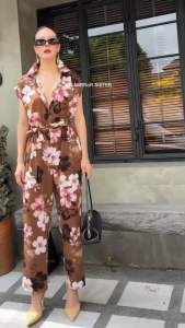 จัมพ์สูทขายาวพิมพ์ลายดอกไม้สุดเก๋ คอปก + กระดุมหน้า เอวสม็อค มาพร้อมสายผูกเอวเข้าชุด ปรับได้ Tage::Mirror Sistet