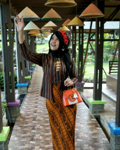 Baju kebaya wanita adat jawa Atasan kebaya wanita salur warna merah