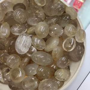 Batu serat emas Asli.Batu natural quartz banyak kelihatan didalam Batu seperti jarum