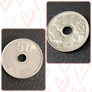 100% Authentic 1990 Japanese 50 Yen Coin Very Good Condition   *Catalogue #0203  *Actual Pictures Taken No Stock Photos   *Free Shipping with tracking number    Features:  Country: Japan  Period: Akihito (Heisei) 1989 - 2019  Coin type: Circulation coins