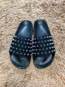 dép nam nữ quai ngang gắn đinh hot trend