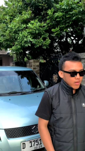 JACKET ROMPI KEMBUNG PUFFER KERAH JAMINAN 100% ORIGINAL THE BOJIEL PARASUT TASLAN ZN UNISEKS KODBAR 200\\n\\n Apa Itu JACKET ROMPI KEMBUNG PUFFER KERAH 100% ORIGINAL THE BOJIEL PARASUT TASLAN ZN UNISEKS?\\n\\nJACKET ROMPI KEMBUNG PUFFER KERAH 100% ORIGINAL THE BOJIEL PARASUT TASLAN ZN UNISEKS adalah jaket rompi puffer berkualitas tinggi yang dirancang untuk memberikan kenyamanan dan kehangatan maksimal kepada penggunanya. Dengan desain unisex, jaket ini cocok digunakan oleh berbagai kalangan dan usia.\\n\\n Spesifikasi Produk\\n\\nBerikut adalah spesifikasi dari JACKET ROMPI KEMBUNG PUFFER KERAH 100% ORIGINAL THE BOJIEL PARASUT TASLAN ZN UNISEKS:\\n\\n- Ukuran: Tersedia dalam berbagai ukuran\\n- Warna: Tersedia dalam berbagai warna\\n- Bahan: Parasut Taslan\\n- Garansi: 100% Original\\n- Desain: Rompi Kembung Puffer dengan Kerah\\n\\n Keunggulan Produk\\n\\nBerikut adalah beberapa keunggulan dari JACKET ROMPI KEMBUNG PUFFER KERAH 100% ORIGINAL THE BOJIEL PARASUT TASLAN ZN UNISEKS:\\n\\n- Desain unisex yang menarik dan modis\\n- Bahan parasut taslan berkualitas tinggi\\n- Garansi 100% original\\n- Rompi kembung puffer yang memberikan kehangatan maksimal\\n- Kerah yang nyaman dan tahan lama\\n\\n Cara Memilih JACKET ROMPI KEMBUNG PUFFER KERAH 100% ORIGINAL THE BOJIEL PARASUT TASLAN ZN UNISEKS\\n\\nBerikut adalah beberapa pertimbangan saat memilih JACKET ROMPI KEMBUNG PUFFER KERAH 100% ORIGINAL THE BOJIEL PARASUT TASLAN ZN UNISEKS:\\n\\n Pertimbangkan Ukuran dan Warna\\n\\nPastikan Anda memilih ukuran yang sesuai dengan tubuh Anda agar nyaman saat digunakan. Anda juga dapat memilih warna yang sesuai dengan selera dan gaya Anda.\\n\\n Perhatikan Bahan dan Kualitas\\n\\nPeriksa bahan dan kualitas jaket sebelum membeli. Pastikan bahan parasut taslan berkualitas tinggi dan tidak mudah rusak.\\n\\n Manfaat Menggunakan JACKET ROMPI KEMBUNG PUFFER KERAH 100% ORIGINAL THE BOJIEL PARASUT TASLAN ZN UNISEKS\\n\\nBerikut adalah beberapa manfaat menggunakan JACKET ROMPI KEMBUNG PUFFER KERAH 100% ORIGINAL THE BOJIEL PARASUT TASLAN ZN UNISEKS:\\n\\n Keamanan dan Kenyamanan\\n\\nJaket ini dirancang dengan bahan parasut taslan berkualitas tinggi yang memberikan keamanan dan kenyamanan maksimal saat digunakan.\\n\\n Tampilan Modis dan Praktis\\n\\nDengan desain unisex yang menarik dan modis, jaket ini dapat digunakan dalam berbagai situasi dan acara.\\n\\n Cara Merawat JACKET ROMPI KEMBUNG PUFFER KERAH 100% ORIGINAL THE BOJIEL PARASUT TASLAN ZN UNISEKS\\n\\nBerikut adalah beberapa langkah perawatan dan tips penyimpanan untuk JACKET ROMPI KEMBUNG PUFFER KERAH 100% ORIGINAL THE BOJIEL PARASUT TASLAN ZN UNISEKS:\\n\\n Langkah-langkah Perawatan\\n\\n- Cuci jaket dengan air dingin dan deterjen yang lembut\\n- Jangan gunakan pemutih atau pembersih keras\\n- Jemur di tempat teduh dan hindari sinar matahari langsung\\n- Setrika dengan suhu rendah jika diperlukan\\n\\n Tips Menyimpan Produk\\n\\n- Simpan jaket di tempat yang kering dan aman dari debu\\n- Jangan simpan di tempat yang lembab atau panas\\n- Jika tidak digunakan dalam waktu lama, lipat dan simpan dalam kotak atau lemari yang aman\n}