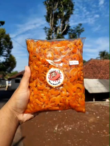Makaroni Cikruh 250gr: Snack Tradisional Indonesia\\n\\n Apa Itu Makaroni Cikruh?\\n\\nMakaroni Cikruh adalah camilan tradisional khas Tasikmalaya, Jawa Barat, Indonesia. Dengan berat 250 gram, camilan ini menjadi pilihan favorit bagi banyak orang di Indonesia.\\n\\n Asal Mula Makaroni Cikruh\\n\\nMakaroni Cikruh berasal dari Kota Tasikmalaya, Jawa Barat, Indonesia. Nama \\\"Cikruh\\\" merujuk pada nama sungai yang mengalir di sekitar kota tersebut. Camilan ini telah menjadi bagian dari warisan kuliner lokal selama bertahun-tahun.\\n\\n Bahan Utama Makaroni Cikruh\\n\\nBahan utama dalam pembuatan Makaroni Cikruh adalah tepung terigu, air, dan daun jeruk. Tepung terigu digunakan sebagai bahan dasar, sementara air membantu menggabungkan semua bahan. Daun jeruk memberikan aroma dan rasa yang unik pada camilan ini.\\n\\n Cara Membuat Makaroni Cikruh\\n\\nBerikut adalah langkah-langkah pembuatan Makaroni Cikruh:\\n\\n1. Campurkan tepung terigu dengan air hingga membentuk adonan.\n2. Masukkan daun jeruk ke dalam adonan dan uleni hingga rata.\n3. Bentuk adonan menjadi bentuk makaroni dan rebus hingga matang.\n4. Angkat makaroni yang telah matang dan tiriskan.\n5. Goreng makaroni hingga garing dan renyah.\\n\\n Tips dan Trik Membuat Makaroni Cikruh yang Enak\\n\\nBerikut adalah beberapa tips dan trik untuk membuat Makaroni Cikruh yang enak:\\n\\n* Gunakan tepung terigu yang berkualitas tinggi.\n* Pastikan adonan tidak terlalu encer atau terlalu keras.\n* Rebus makaroni hingga matang sebelum menggorengnya.\n* Goreng makaroni hingga garing dan renyah.\\n\\n Manfaat Makaroni Cikruh\\n\\nMakaroni Cikruh memiliki beberapa manfaat bagi kesehatan.\\n\\n Nutrisi Makaroni Cikruh\\n\\nMakaroni Cikruh mengandung karbohidrat, protein, dan serat yang baik untuk tubuh. Karbohidrat memberikan energi, sedangkan protein membantu memperbaiki dan membangun jaringan tubuh. Serat membantu menjaga sistem pencernaan tetap sehat.\\n\\n Manfaat Makaroni Cikruh untuk Kesehatan\\n\\nMakaroni Cikruh memiliki beberapa manfaat bagi kesehatan, seperti:\\n\\n* Meningkatkan energi\\n* Membantu memperbaiki dan membangun jaringan tubuh\\n* Menjaga sistem pencernaan tetap sehat\\n* Menyediakan nutrisi penting bagi tubuh\\n\\n Variasi Rasa Makaroni Cikruh\\n\\nAda beberapa variasi rasa Makaroni Cikruh yang bisa dicoba.\\n\\n Makaroni Daun Jeruk\\n\\nMakaroni Daun Jeruk adalah variasi rasa Makaroni Cikruh yang memiliki aroma dan rasa daun jeruk. Camilan ini cocok bagi Anda yang suka dengan rasa segar dan aromatik.\\n\\n Makaroni Kering untuk Camilan\\n\\nMakaroni Kering adalah variasi rasa Makaroni Cikruh yang dikeringkan dan bisa disimpan untuk camilan. Camilan ini cocok bagi Anda yang suka dengan tekstur renyah dan garing.\\n\\nMakaroni Cikruh 250gr adalah camilan tradisional Indonesia yang memiliki banyak manfaat bagi kesehatan. Dengan berbagai variasi rasa, camilan ini menjadi pilihan favorit bagi banyak orang di Indonesia.\"\n}
