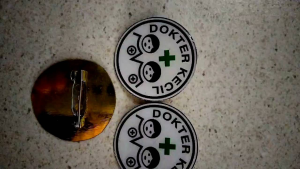 pin dokter kecil kuningan lapis resin / bros dokter kecil