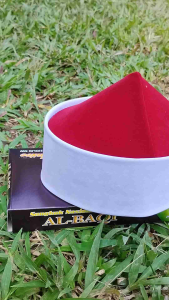 peci kerucut merah maron kombinasi putih
