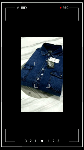 Kemeja denim pria lengan pendek dengan kantong di dada cocok untuk acara santai.