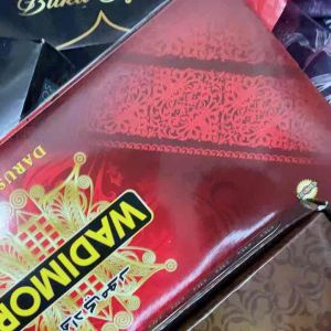 Kain pelikat warna hitam dan putih Wadimor