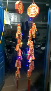 Dây pháo điện trang trí tết màu đỏ tượng trưng cho sự may mắn và khởi sắc của một năm mới