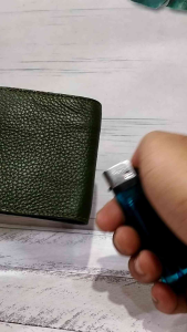 Dompet pria pendek lipat dua bahan kulit sapi