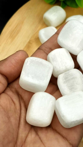 💚 เซเลไนต์ ทรงเหลี่ยม ขัดขอบมนผิวเรียบเนียน แสงเหลือบสวย ตั้งโชว์ วางประดับกับหินอื่นๆได้ ✨ ( ราคาต่อชิ้น )