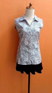 atasan kemeja wanita putih motif hitam COVINGTON cewek M L kutung santai