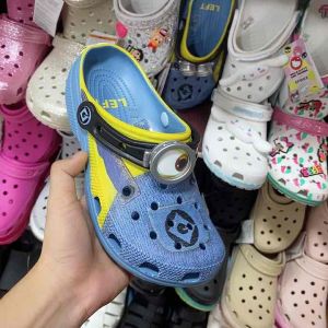 รองเท้าcrocs พร้อมตัวติด ของผู้หญิงและเด็กนิ่มเบาใส่สบาย