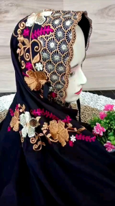 Mukena Terusan Dewasa Ala Santri Lirboyo Warna Hitam Kain Polino Adem Lembut Halus Motif Bordir Bunga Sepatu Terbaru Kekinian 2024