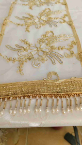 ผ้าสไบ ผ้าสไบนางรำ เป็นลูกไม้เนื้อบางสีขาว มีดอกสีขาว ปักเลื่อมสีทองเล็กๆ ไม่ใช่ผ้าแข็งเกรดพรีเมี่ยม ประดับด้วยสีทองอ่อนและตุ้งติ้งสีขาว ละมุนตา มีขนาดความกว้าง 8 นิ้ว ยาว 2.70 เมตร เป็นงานฝีมือ ราคาพิเศษ