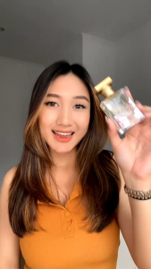 [TERLARIS] Parfum Wanita Pink Chiffon EDP 35 ml\\n\\n Apa Itu Parfum Wanita Pink Chiffon EDP 35 ml\\n\\nParfum Wanita Pink Chiffon EDP 35 ml adalah parfum berkualitas tinggi yang dirancang khusus untuk wanita. Parfum ini menawarkan aroma yang segar dan elegan, cocok untuk acara formal maupun kasual. Dengan ukuran 35 ml, parfum ini memastikan bahwa Anda dapat menikmati wangi yang tahan lama selama berjam-jam.\\n\\n Perbedaan Parfum Eau de Parfum Wanita\\n\\nParfum Eau de Parfum (EDP) adalah jenis parfum yang memiliki konsentrasi aroma yang lebih tinggi dibandingkan dengan jenis parfum lainnya seperti Eau de Toilette (EDT) atau Eau de Cologne (EDC). EDP biasanya lebih tahan lama dan cocok digunakan pada acara formal.\\n\\n Kualitas Tinggi dari Parfum 35 ml untuk Wanita\\n\\nParfum 35 ml untuk wanita menawarkan kualitas yang tinggi dengan ukuran yang pas. Ukuran 35 ml memastikan bahwa parfum akan tahan lama dan tidak terlalu cepat habis. Selain itu, kemasan yang elegan membuat parfum ini cocok sebagai hadiah untuk orang tersayang.\\n\\n Aroma Parfum Wanita Pink Chiffon EDP\\n\\nParfum Wanita Pink Chiffon EDP memiliki aroma yang segar dan elegan. Aroma ini dirancang untuk menarik perhatian dan meningkatkan penampilan Anda. Dengan konsentrasi aroma yang tinggi, parfum ini akan membuat Anda merasa percaya diri dan menawan.\\n\\n Cara Menggunakan Parfum Wanita Pink Chiffon EDP 35 ml\\n\\nBerikut adalah beberapa tips aplikasi parfum yang dapat membantu Anda mendapatkan hasil yang optimal:\\n\\n Tips Aplikasi Parfum untuk Acara Formal\\n\\n- Gunakan parfum pada titik-titik puncak panas tubuh seperti leher, siku, dan belakang telinga.\\n- Hindari penggunaan parfum pada rambut atau pakaian, karena hal ini dapat menyebabkan bau yang tidak sedap.\\n- Jangan gunakan parfum secara berlebihan, cukup gunakan 2-3 semprotan pada titik-titik puncak panas tubuh.\\n\\n Cara Menggunakan Parfum dengan Benar\\n\\n- Gunakan parfum setelah mandi dan sebelum mengaplikasikan pelembab atau krim wajah.\\n- Jangan gunakan parfum pada kulit yang terluka atau iritasi.\\n- Hindari penggunaan parfum pada area kulit yang sensitif seperti mata dan mulut.\\n\\n Manfaat Parfum Wanita Pink Chiffon EDP 35 ml\\n\\nBerikut adalah beberapa manfaat dari penggunaan parfum Wanita Pink Chiffon EDP:\\n\\n Meningkatkan Penampilan Anda dengan Parfum\\n\\nParfum dapat membantu meningkatkan penampilan Anda dengan memberikan aroma yang segar dan elegan. Aroma parfum yang menarik dapat meningkatkan rasa percaya diri Anda dan membuat Anda merasa lebih menawan.\\n\\n Keunggulan Parfum Berkualitas Tinggi\\n\\nParfum berkualitas tinggi seperti Parfum Wanita Pink Chiffon EDP memiliki konsentrasi aroma yang tinggi dan tahan lama. Parfum ini juga dirancang untuk memberikan aroma yang segar dan elegan, cocok untuk acara formal maupun kasual.\\n\\n Efek Psikologis Parfum pada Hubungan Sosial\\n\\nParfum dapat memberikan efek psikologis yang positif pada hubungan sosial. Aroma parfum yang menarik dapat meningkatkan rasa percaya diri Anda dan membuat orang lain merasa nyaman berada di dekat Anda.\\n\\n Kesimpulan\\n\\nParfum Wanita Pink Chiffon EDP 35 ml adalah parfum berkualitas tinggi yang dirancang khusus untuk wanita. Parfum ini menawarkan aroma yang segar dan elegan, cocok untuk acara formal maupun kasual. Dengan ukuran 35 ml, parfum ini memastikan bahwa Anda dapat menikmati wangi yang tahan lama selama berjam-jam.\\n\\n Rekomendasi Penggunaan Parfum Wanita Pink Chiffon EDP 35 ml\\n\\nParfum Wanita Pink Chiffon EDP sangat cocok digunakan pada acara formal seperti pesta, pertemuan bisnis, atau pernikahan. Parfum ini juga cocok digunakan sehari-hari untuk meningkatkan penampilan Anda dan membuat Anda merasa lebih percaya diri.\\n\\n Perbandingan dengan Parfum Lainnya\\n\\nParfum Wanita Pink Chiffon EDP memiliki keunggulan dibandingkan dengan parfum lainnya karena kualitas yang tinggi dan aroma yang segar dan elegan. Parfum ini juga tahan lama dan cocok digunakan pada acara formal maupun kasual.\\n\\n Kesimpulan Akhir\\n\\nParfum Wanita Pink Chiffon EDP 35 ml adalah pilihan yang tepat bagi Anda yang mencari parfum berkualitas tinggi dengan aroma yang segar dan elegan. Parfum ini cocok digunakan pada acara formal maupun kasual dan akan membuat Anda merasa percaya diri dan menawan.\"